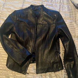 Gently used black m, short leather jacket w zipper. Great condition, Fitted.